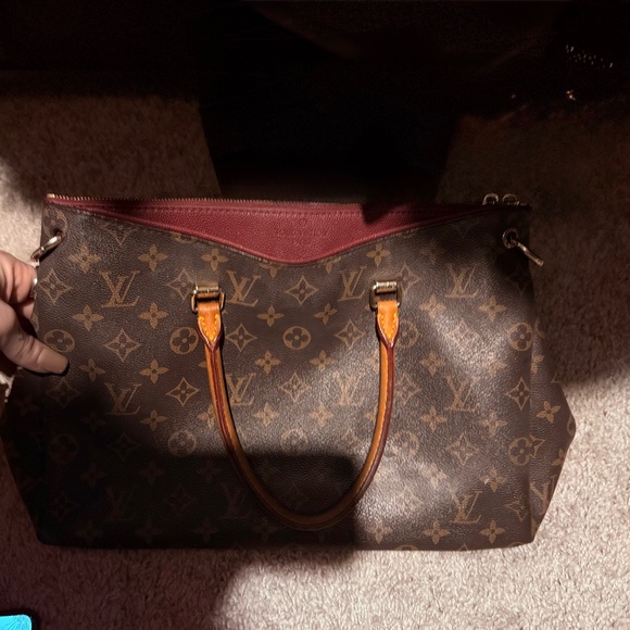 Louis Vuitton - Picture 1 of 1